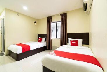 هتل Oyo 89960 Manjung Inn