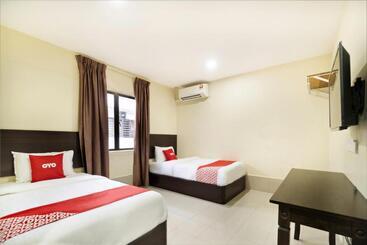 هتل Oyo 89960 Manjung Inn