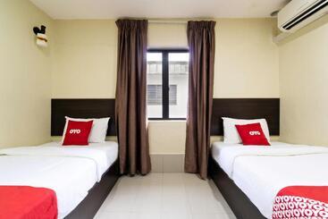 هتل Oyo 89960 Manjung Inn