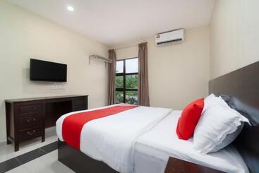 هتل Oyo 89960 Manjung Inn