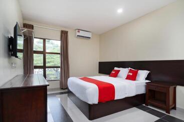 هتل Oyo 89960 Manjung Inn