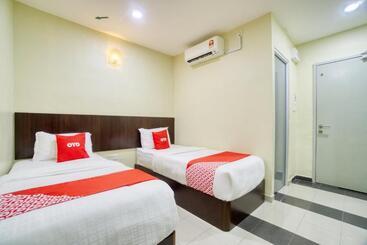 هتل Oyo 89960 Manjung Inn