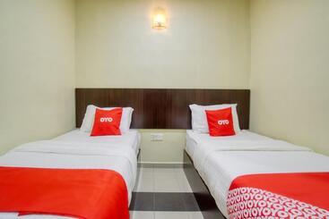 هتل Oyo 89960 Manjung Inn