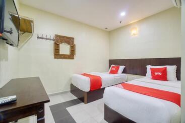 هتل Oyo 89960 Manjung Inn
