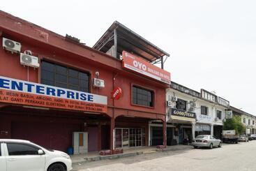 هتل Oyo 89960 Manjung Inn