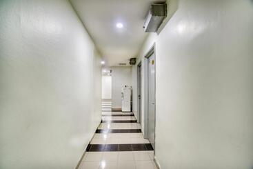 هتل Oyo 89960 Manjung Inn