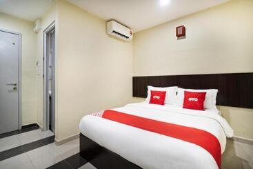 هتل Oyo 89960 Manjung Inn
