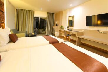 هتل Pooh Beach Resort & Spa