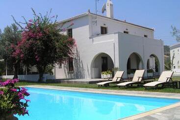 هتل Villa Irini
