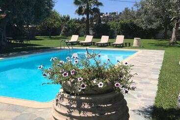 هتل Villa Irini
