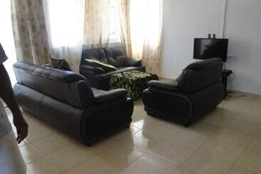 Medina Hotel   Mutsamudu