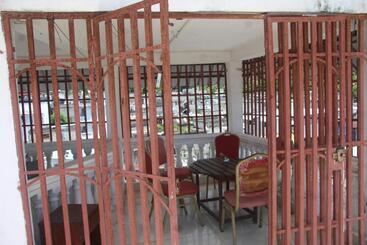 Medina Hotel   Mutsamudu