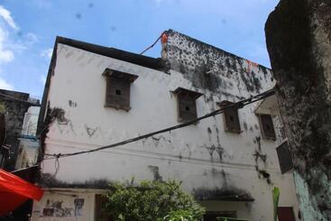 Medina Hotel   Mutsamudu