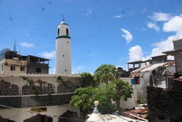 Medina Hotel   Mutsamudu