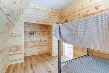 بيت ريفى A Frame Hardy Cabin W/ Spring River Views!