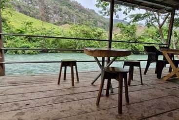 مسافرخانه Yaxlik River Lodge