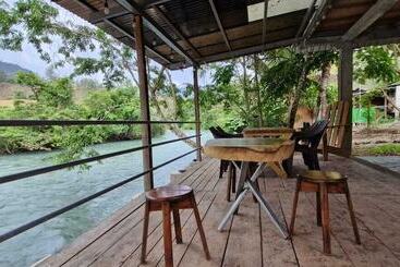 مسافرخانه Yaxlik River Lodge