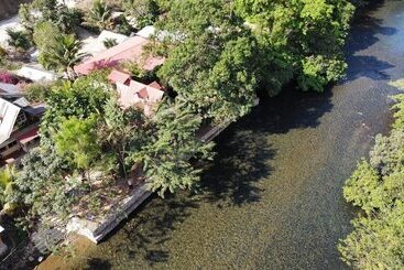 مسافرخانه Yaxlik River Lodge