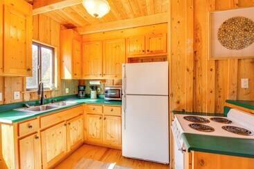 Сельский дом Lake Keowee Access: Idyllic Six Mile Cabin!
