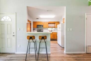 Mid Century Gainesville Getaway: 3 Mi To Uf Campus