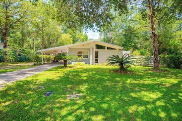 Mid Century Gainesville Getaway: 3 Mi To Uf Campus