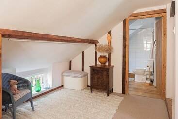 پانسیون Lovely 2 Bd With Stunning Views Over Stroud Valley