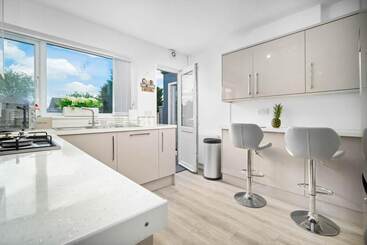 اقامتگاه Birmingham Blissful Retreat   3 Bed House
