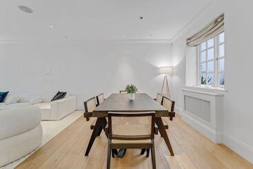 The Belgravia Place Stunning & Bright 2bdr Home