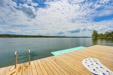 Branson Cabin W/ Pool Access & Private Boat Slip!
