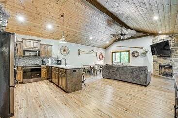 Branson Cabin W/ Pool Access & Private Boat Slip!