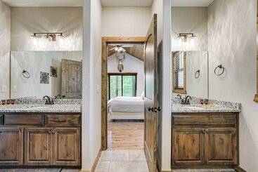 Branson Cabin W/ Pool Access & Private Boat Slip!
