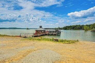 Branson Cabin W/ Pool Access & Private Boat Slip!