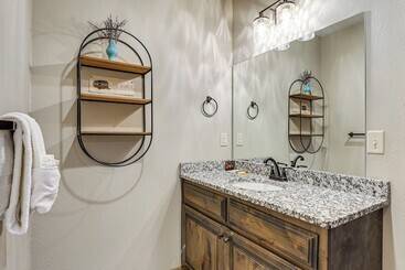 Branson Cabin W/ Pool Access & Private Boat Slip!