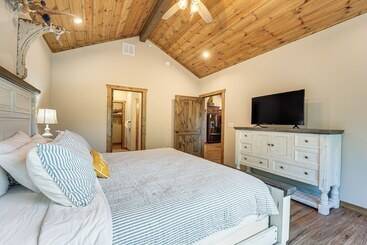 Branson Cabin W/ Pool Access & Private Boat Slip!