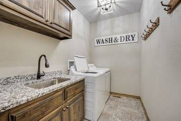 Branson Cabin W/ Pool Access & Private Boat Slip!