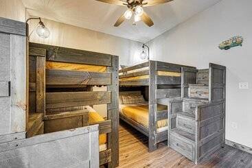 Branson Cabin W/ Pool Access & Private Boat Slip!