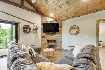 Branson Cabin W/ Pool Access & Private Boat Slip!