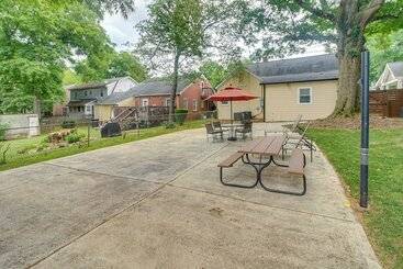 Charlotte Home W/ Yard Near Spectrum Center!