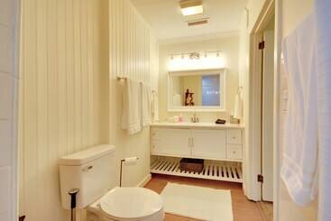 Charming Cottage Near Wake Forest!