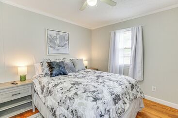 茅舍 Cozy Mullins Retreat W/ Backyard & Covered Porch!