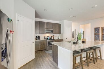 Walk To Brazos County Expo: Elegant Home W/ Grill!