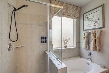 Walk To Brazos County Expo: Elegant Home W/ Grill!