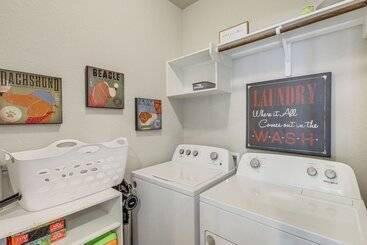 Walk To Brazos County Expo: Elegant Home W/ Grill!