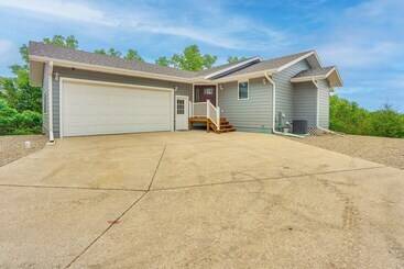 Family Friendly Lakeview Cottage W/ Deck & View