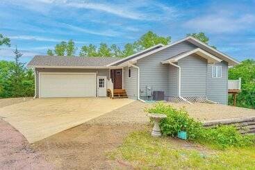 Family Friendly Lakeview Cottage W/ Deck & View