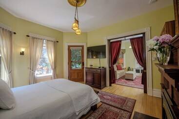 پانسیون 254 South Union Street Guest House