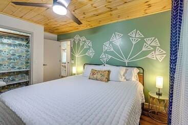 茅舍 Renovated Franklin Home W/ Mountain View Deck!