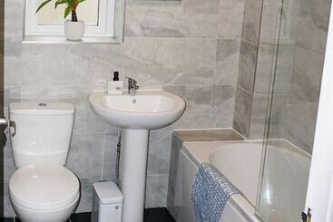 اقامتگاه The Oasis For Contractors And Individuals