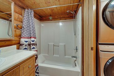 コテージ Roomy Log Cabin W/ Hot Tub, Walk To Kenai River!