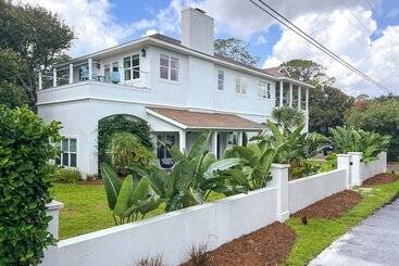 Spacious Jekyll Island Home: Steps To The Ocean!